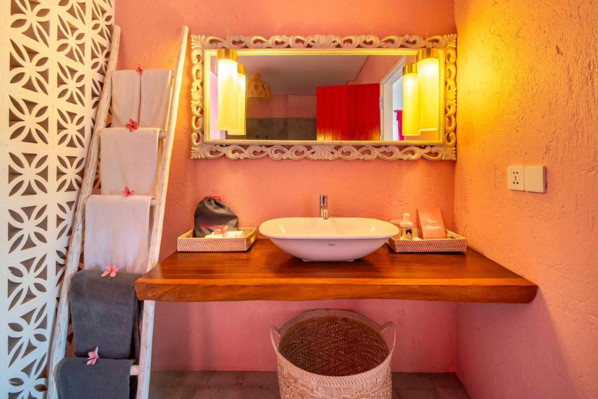 Pinkprivate Balangan - For Cool Adults Only Bed & Breakfast จิมบาราน ภายนอก รูปภาพ